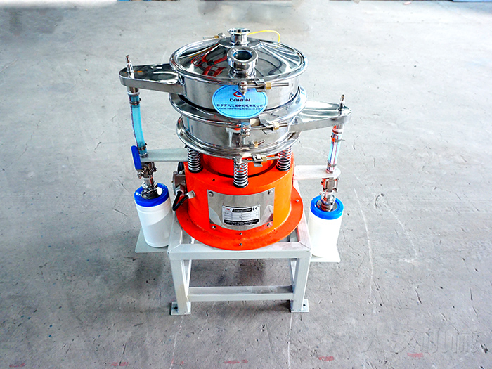 氣體保護(hù)振動篩采用304不銹鋼材質(zhì)，氣體保護(hù)軟管，防靜電裝置等制作而成。